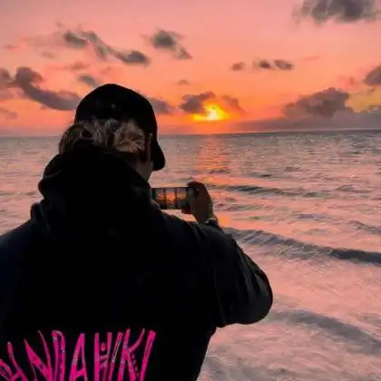 男头像背影超清帅气,好看的男生看风景背影帅气头像图片_男生头像