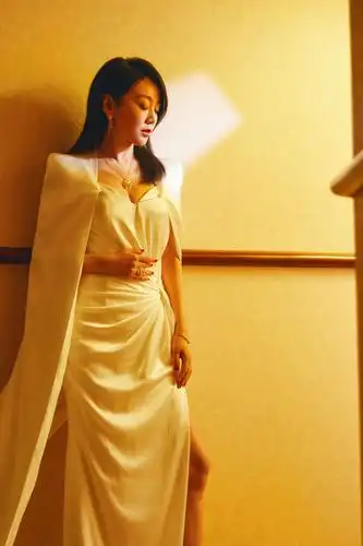 2020-08-10 12:12 近日闫妮以一袭白礼裙的造型出席了第26届上海电视