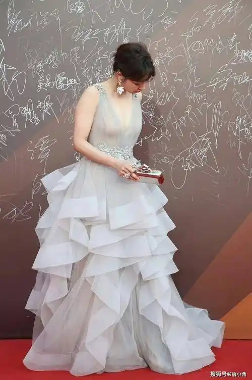 白百何穿上一条深v薄纱连衣裙,身材还真的挺有料的-爱读书