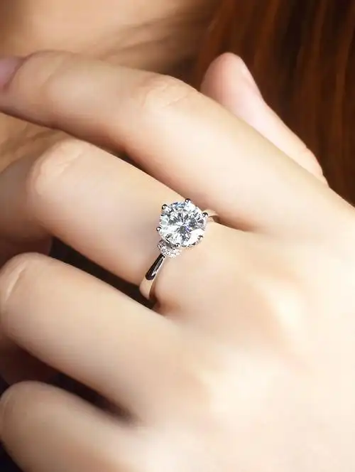 美国18k红宝石皇冠六爪花瓣钻戒1克拉白金进口戒指