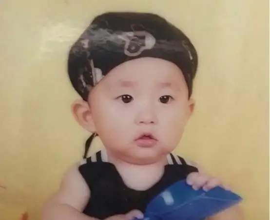 易烊千玺童年照被截图疯传,大眼萌娃表情搞怪,从小帅到大
