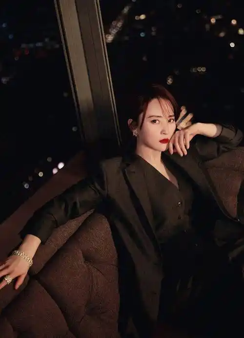 蒋勤勤黑色西装化身"女霸总".蒋勤勤红唇点缀更添气场.