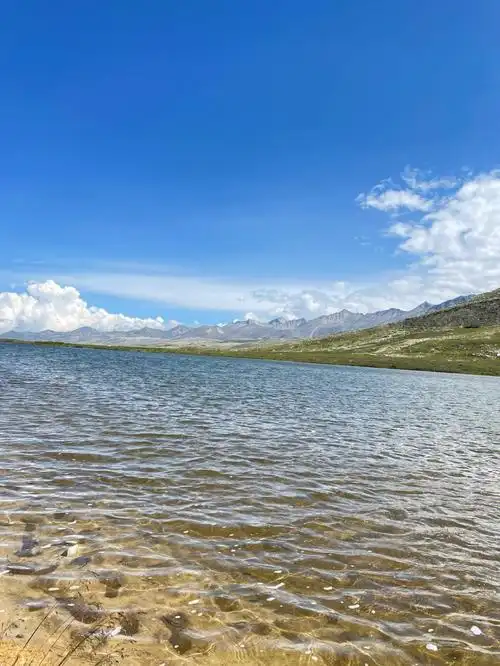 白云阳光草原湖泊