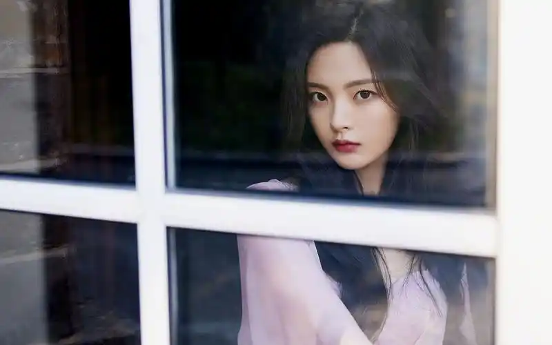 杨超越粉裙甜美高清桌面壁纸