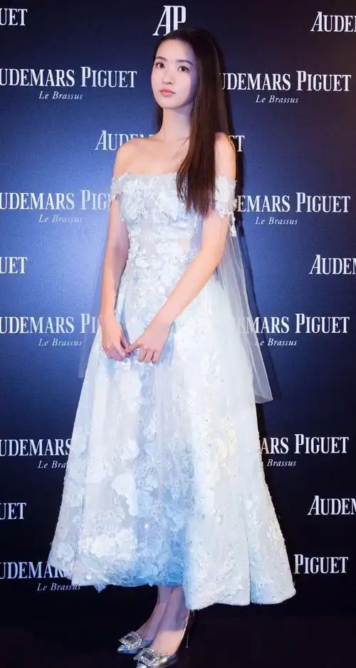 遇见你真好的校花王玉雯穿透纱白裙展现校花级容颜