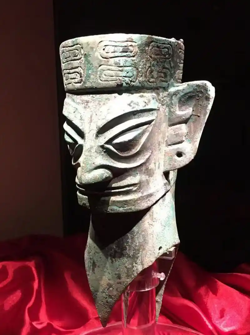 三星堆的青铜人头像,为什么眼睛鼻子都非常大?