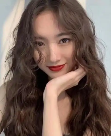 性感又甜美 秋冬搭配时尚完美_流行发型_美容爱好者,中卷发发型图片