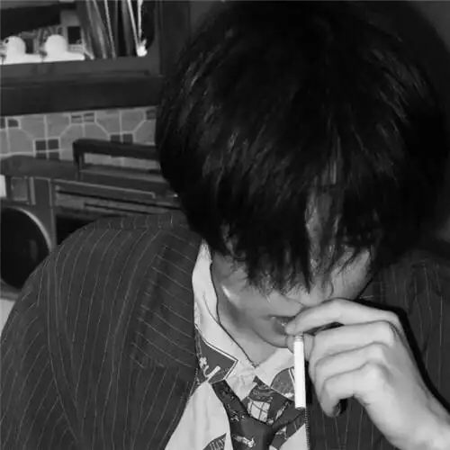 冷酷男生头像高清黑白图片,把回忆藏在心里