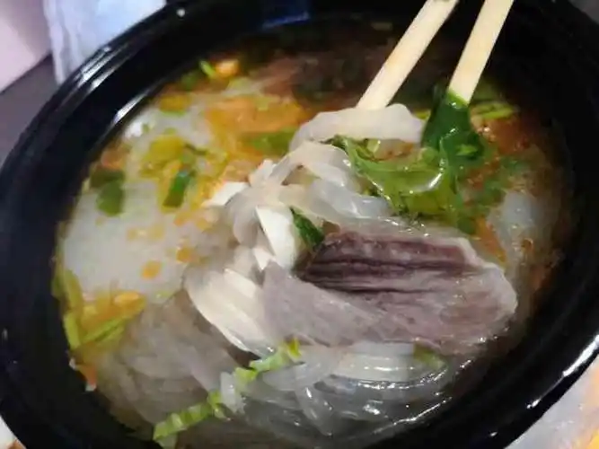 打分 点过两次这家的外卖   牛肉粉丝汤的味道还不错很鲜美,锅贴吃