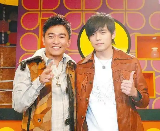 得到这份工作后,周杰伦很开心,他觉得自己又离音乐进了一步.