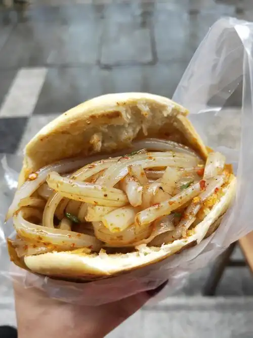 吃的是该店的招牌凉粉夹锅盔,味道超棒,真的吃到满口流油,有种冲动想