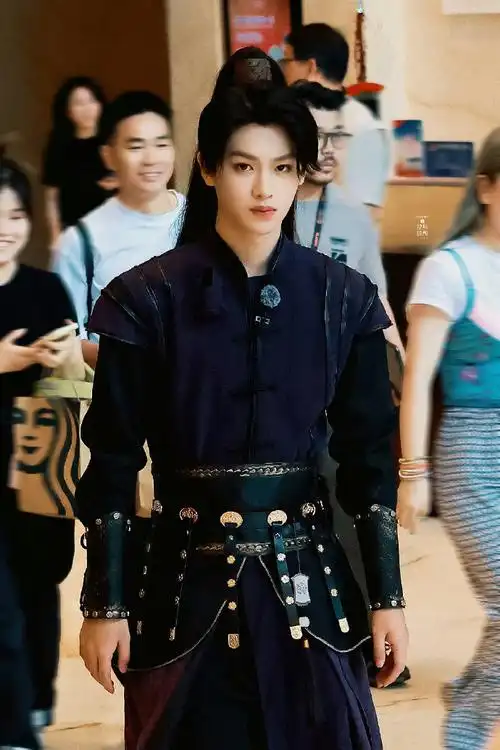 黄明昊密逃古装少侠造型