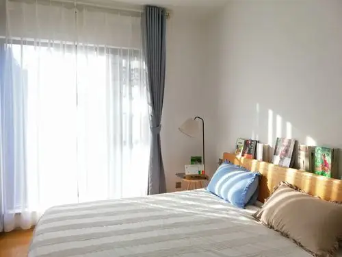 当清晨的第一缕阳光透过落地窗撒见一地的温柔