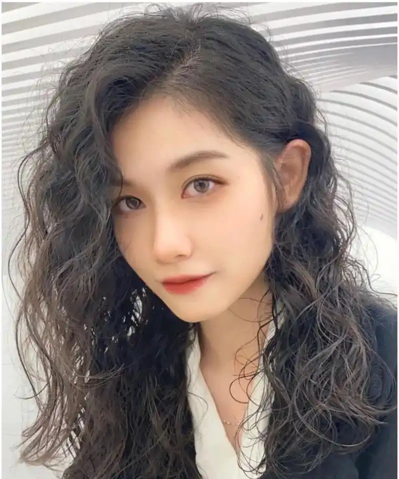 羊毛卷.适合脸型:长脸 菱形脸的妹子比较适合,瓜子脸和鹅蛋脸 - 抖音