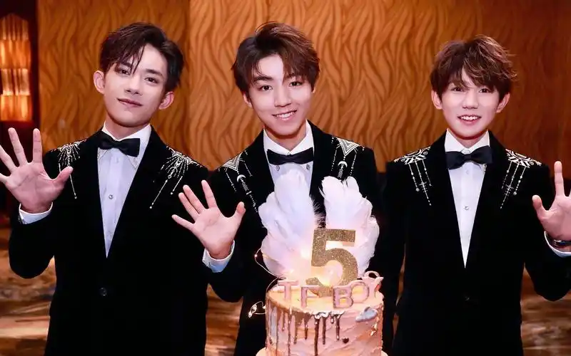 tfboys粉丝在高铁上应援,在车厢内贴海报摇旗唱歌,列车员脸都绿了