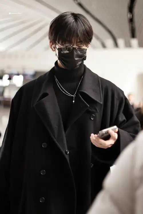 周柯宇出发星光大赏路透##周柯宇金丝眼镜黑色大衣