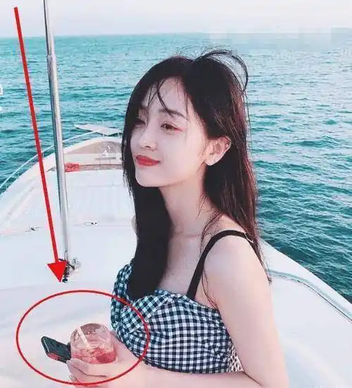 而吴宣仪她手机屏幕上的界面确实是值得引起人注意的,而且杨超越在