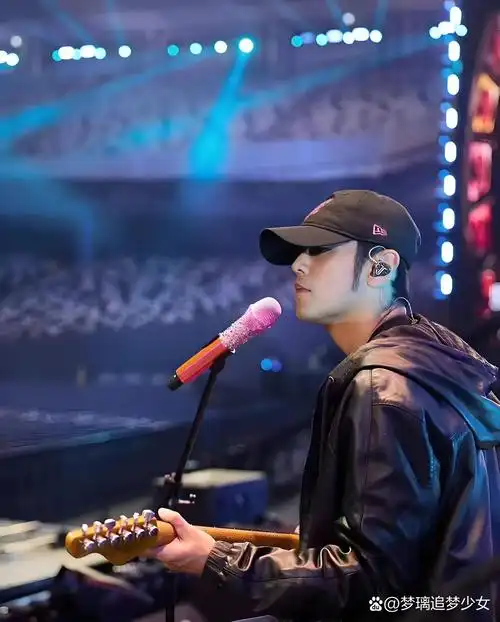 照片在网络上引发了巨大轰动,仿佛时光倒流,周杰伦竟然瘦回了20年前的