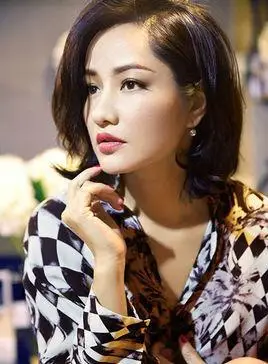 又一女神曝恋情 摆脱"渣男收割机"称号 男方还有一个小女儿