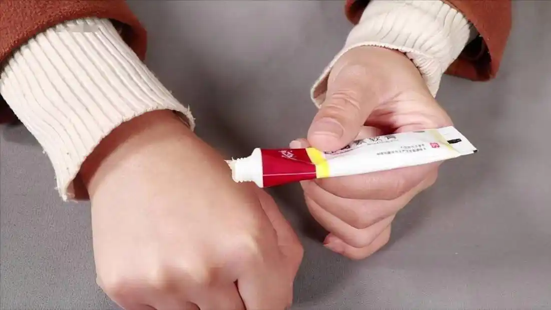 红霉素软膏在眼部涂两下身体会有什么变化不妨了解下