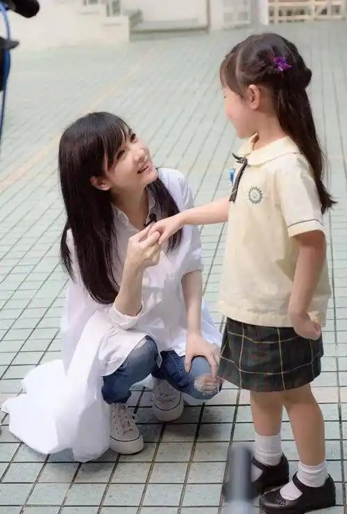 时常重返母校,53岁周慧敏珍贵童年旧照曝光,短头发造型超可爱_时候