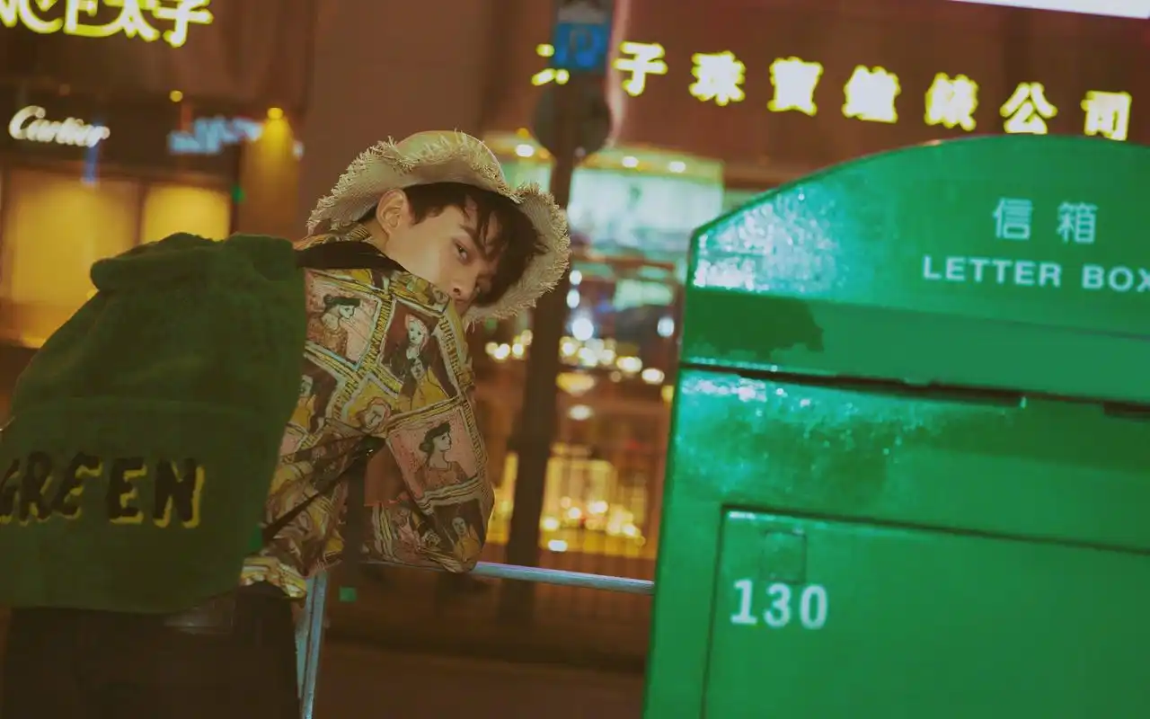 吴磊时尚街拍高清宽屏电脑壁纸