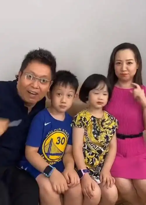 关凌老公姬云飞38岁关凌罕与女儿同框