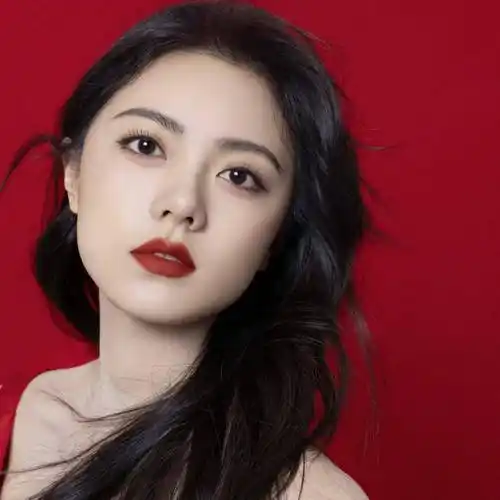 女星赵今麦时尚写真:青春靓丽,清纯美丽