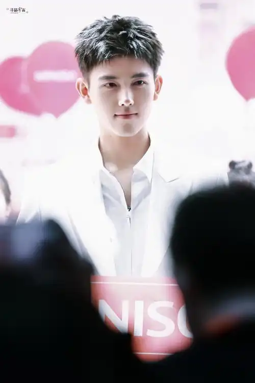 名创优品全球品牌代言人陈飞宇##张子枫陈飞宇活动同框