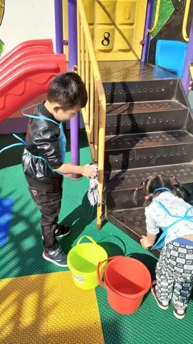 爱护公物,从我做起--圣门路幼儿园中班小朋友,我给玩具洗洗澡的活动.