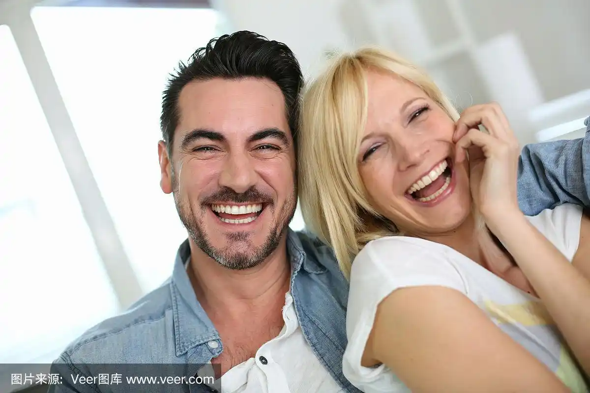 这是一对可爱的情侣笑的时刻