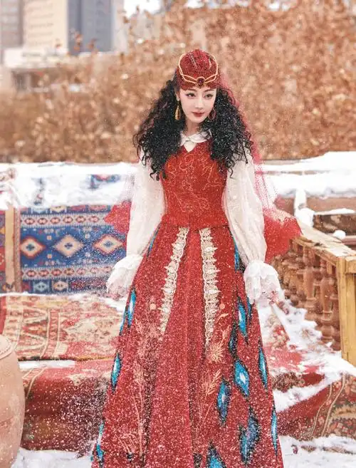 迪丽热巴舞乐新疆网友最爱春晚舞台