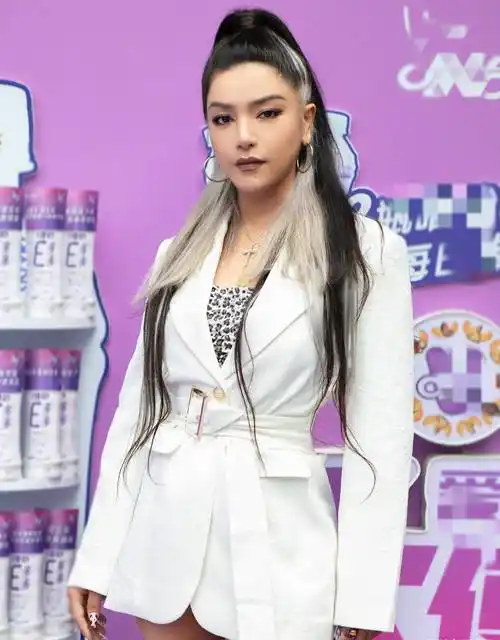 "坏天使"江映蓉晒出自拍照片,欧美式的身材真的很让人心动_审美_获得