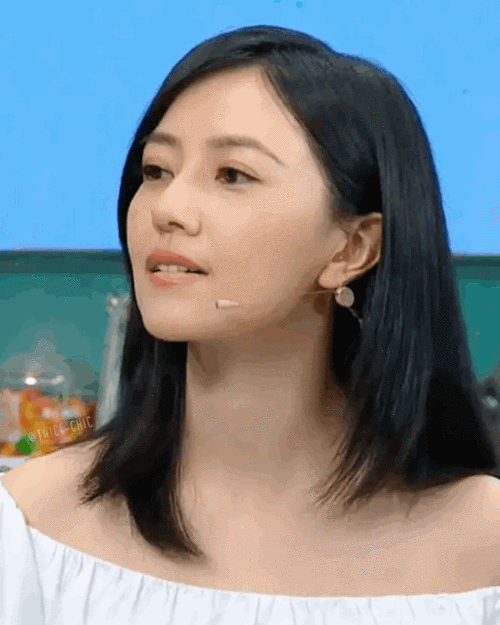 高圆圆现身汪涵直播间!美颜也遮不住皱纹,41岁自然衰老美的优雅