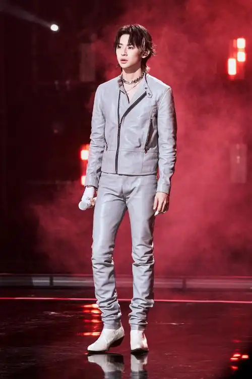 小鬼王琳凯超话"ogbaby"厂牌经理人@小鬼-王琳凯现场图抵达,一个舞台