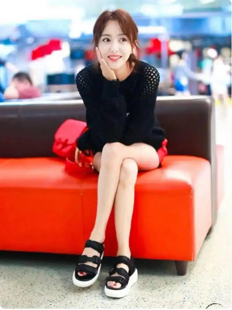 佟丽娅穿黑色镂空毛衣配短裤,高级显腿长.