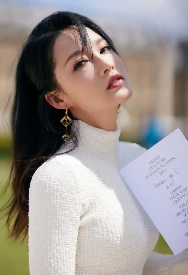 李沁# 演员李沁 出发前往 #fendi2023秋冬高级定制时装秀#现场.