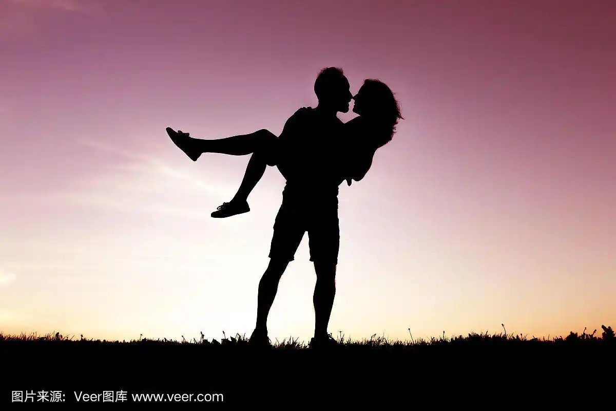 背影是夕阳下浪漫恋人的剪影