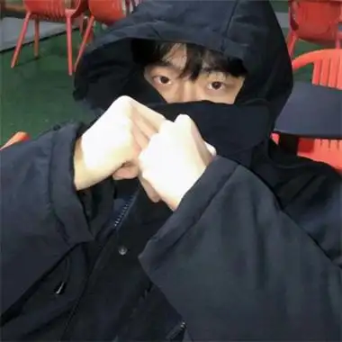 男生双手捂脸的真人头像图片 帅气慵懒的捂嘴男生微信头像_男生头像