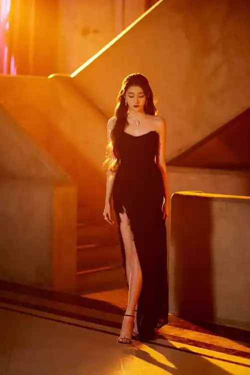 原创关晓彤一袭黑色抹身材长裙氛围感大片释出