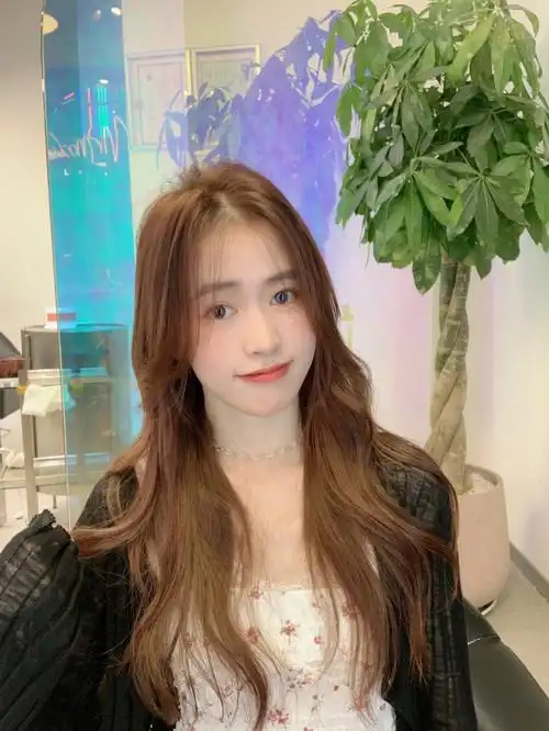 焦糖粉棕色显白发色秋冬款发色