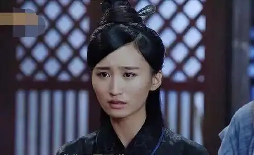 他的妻子叫做聂欢,之前也是一个演员,她以前和嘉伦一起演过电视,但是