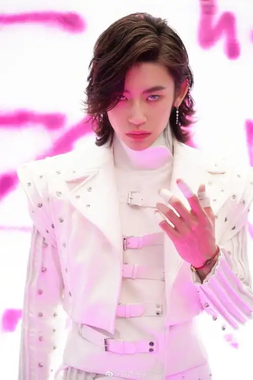 最新演唱会造型中,小鬼身穿白色皮质套装,在多巴胺粉色光影下,尽显