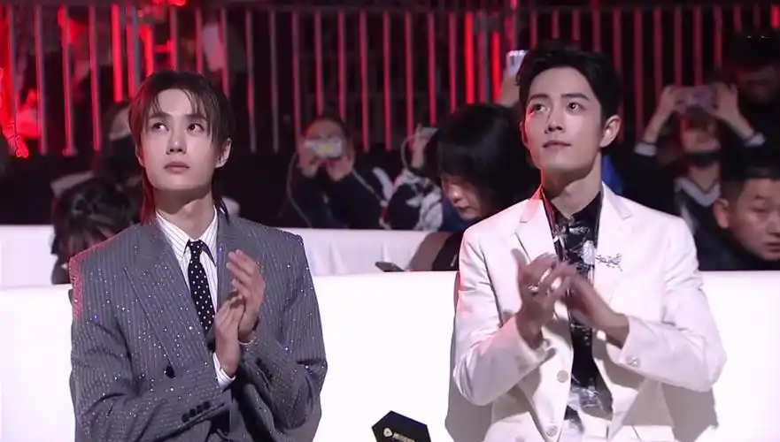 王一博肖战《星光大赏》再同框,有生之年系列,网友:圆满了