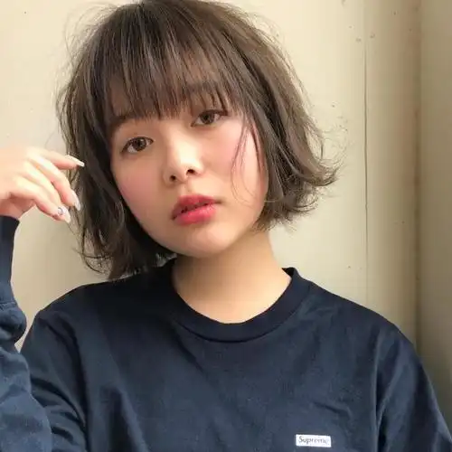 外翻发型图片(妹子短发烫外翻很流行) - 赤虎壹号