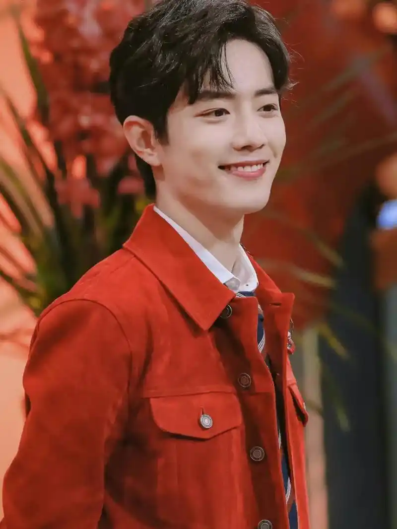 肖战是我见过穿红色衣服最好看的男生,再配上那纯净清澈的眼睛,温暖