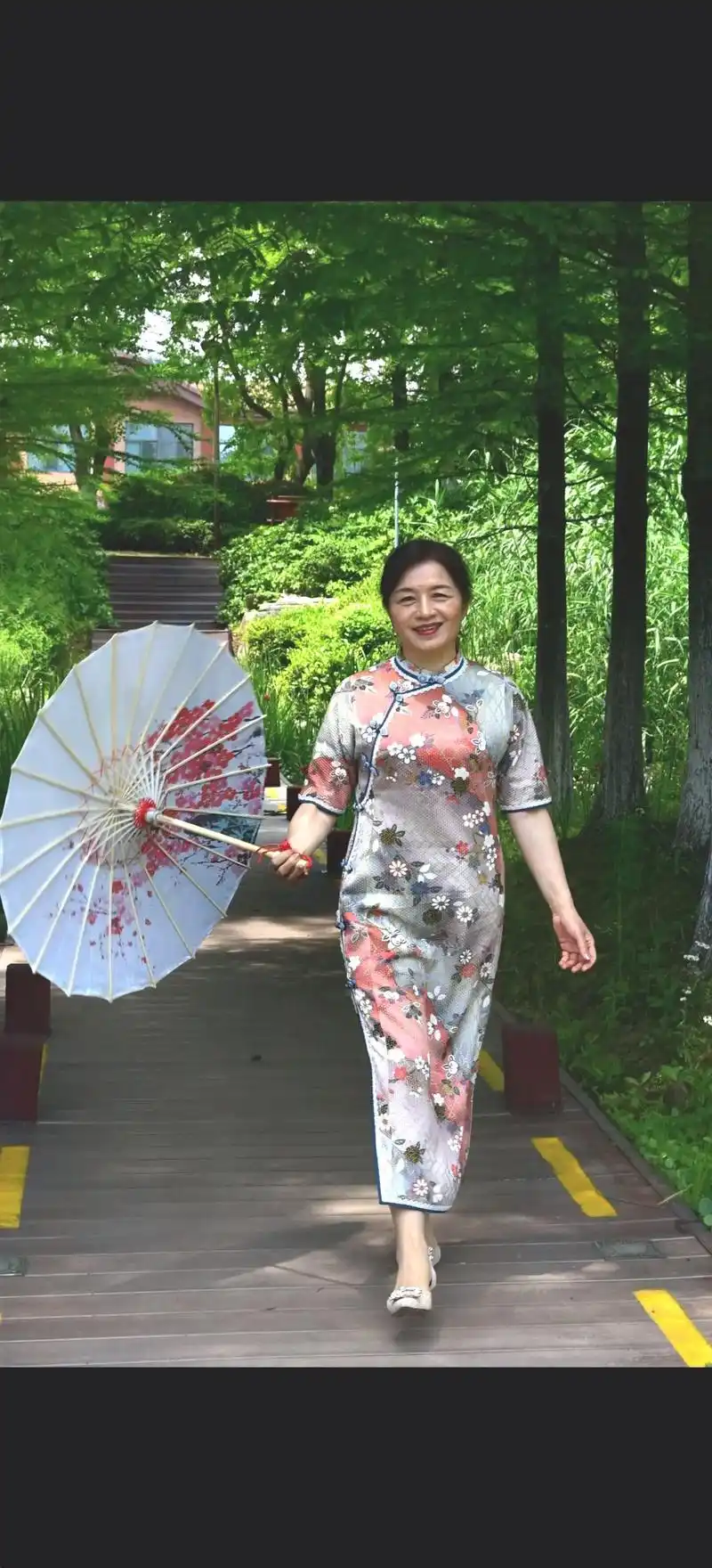 由于疫情老年大学的旗袍走秀课已有好久不上课了,很是想念!