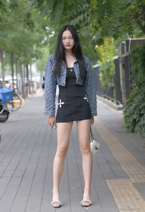 街拍美图黑色紧身连衣裙穿搭的小姐姐