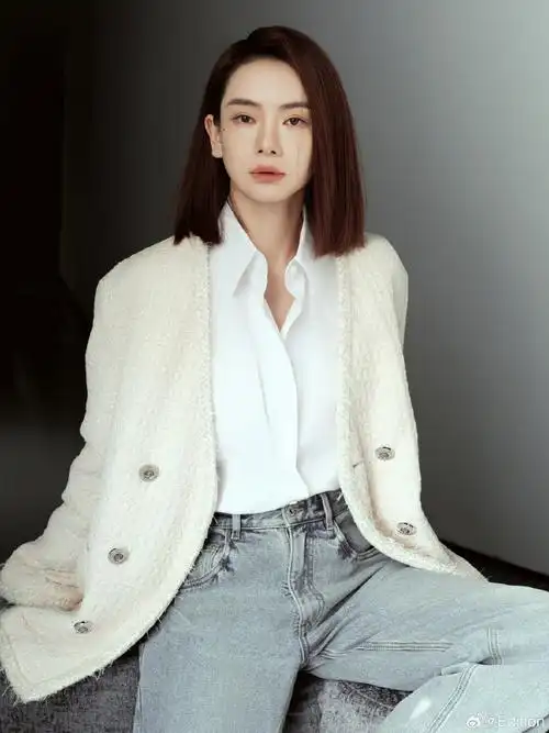 戚薇身穿edition冬季新品小香风羽绒外套搭配复古牛仔裤私服拍摄