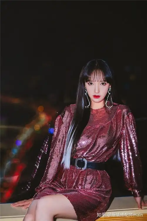 当日宇宙少女组合成员程潇也是选择了一件玫红色的亮片短裙走上了红毯